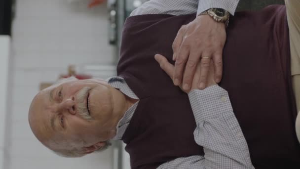 Starszy Mężczyzna Bólem Klatce Piersiowej Mający Atak Serca Siedzący Kanapie — Wideo stockowe