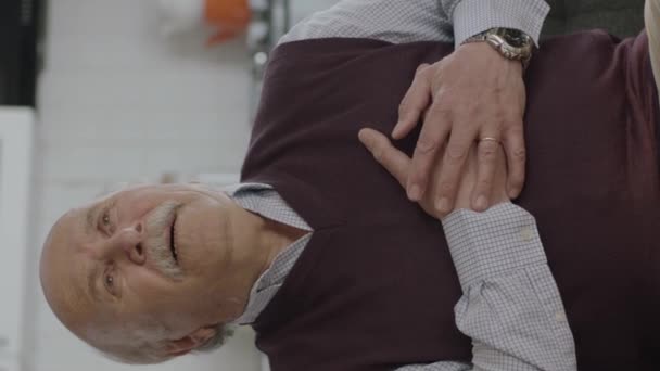 Starší Muž Bolestí Hrudi Infarkt Sedí Doma Pohovce Starší Muž — Stock video