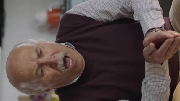 Anciano Con Alergias Estornuda Mientras Está Sentado Sillón Casa Síntomas — Vídeos de Stock