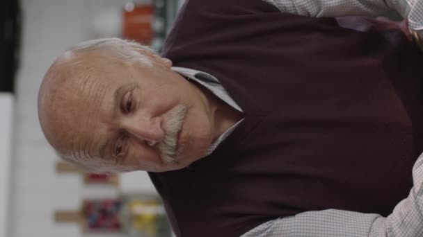 Îngrijorat Pensiv Ani Bătrân Stând Acasă Singur Gândindu Viață Singur — Videoclip de stoc