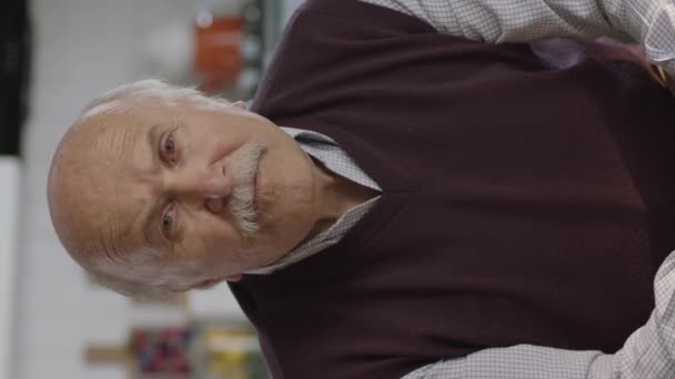 Aggódó Töprengő Évekbeli Öregember Otthon Egyedül Gondolkodva Életről Depressziós Öregember — Stock videók