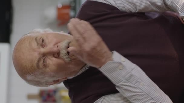 Yaşlı Bir Adam Evinde Iğrenç Dayanılmaz Bir Koku Hisseder Yaşlı — Stok video