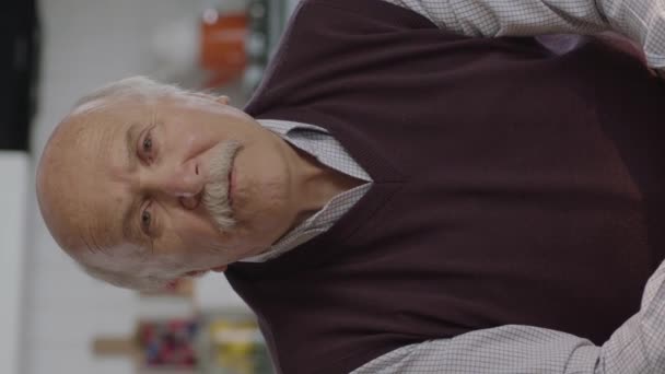 Egy Öregember Egy Lakásban Undorító Elviselhetetlen Szagot Érez Házában Öregember — Stock videók
