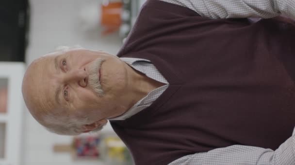 Staruszek Mieszkaniu Czuje Odrażający Nieznośny Zapach Swoim Domu Staruszek Pachnie — Wideo stockowe
