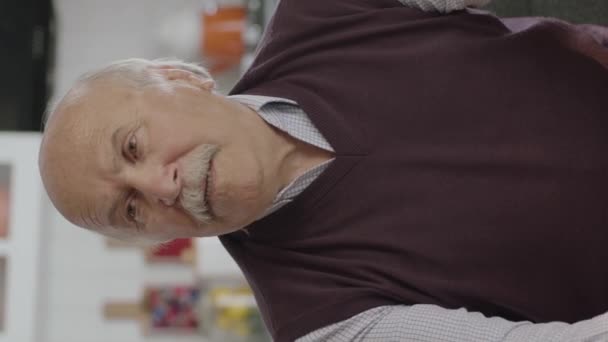 歳の時に健康上の問題を持つ老人 ハッピー 80年代の老人は自宅で一人で座っています 一人暮らしについて考えます — ストック動画