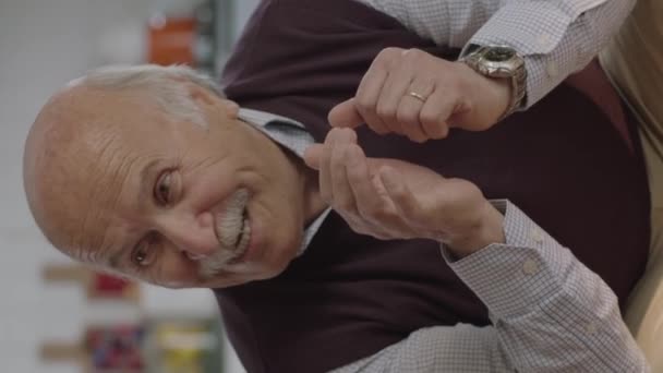 Portret Starszego Mężczyzny Siedzącego Kanapie Domu Szczęśliwy Staruszek Pozujący Kamery — Wideo stockowe