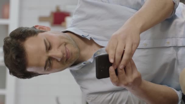 Щасливий Молодий Чоловік Дивлячись Мобільний Телефон Вдома Щасливий Отримати Гроші — стокове відео