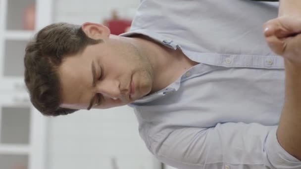Депресивний Пенсійний Молодий Чоловік Відчуває Себе Самотньо Нещасний Портрет Людини — стокове відео