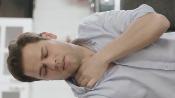 Malsain Stressé Jeune Homme Souffrant Douleurs Articulaires Raison Travailler Dur — Video