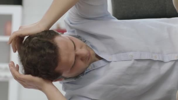 Jovem Massageando Testa Cabeça Com Mãos Para Dores Cabeça Enxaquecas — Vídeo de Stock