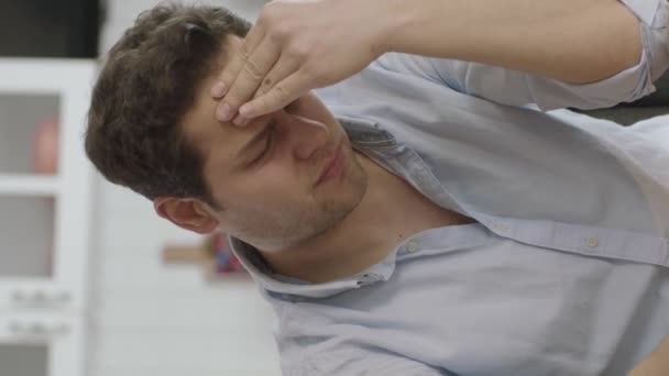 Молодой Человек Массирует Лоб Голову Руками Сильной Головной Боли Мигрени — стоковое видео