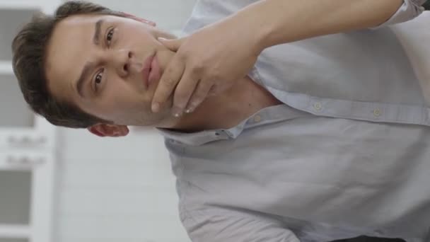Mladý Muž Mluví Svými Přáteli Kamerou Přední Pohled Muže Sedícího — Stock video