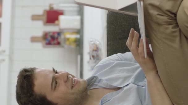 Uśmiechnięty Młody Człowiek Pracujący Tablecie Wyglądający Zaskoczonego Wskazujący Palcem Ekran — Wideo stockowe