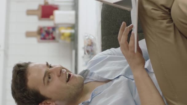 Online Booking Service App Promotie Reclame Concept Glimlachende Man Werkt — Stockvideo