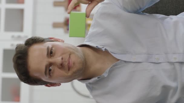 Jongeman Houdt Iets Groens Vast Toont Een Product Glimlacht Presenteert — Stockvideo