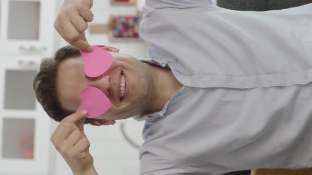 Vídeo Homem Feliz Brincando Com Dois Corações Papel Seus Olhos — Vídeo de Stock