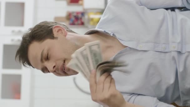 Jovem Está Muito Feliz Com Seu Dinheiro Ganhar Sorteio Loteria — Vídeo de Stock