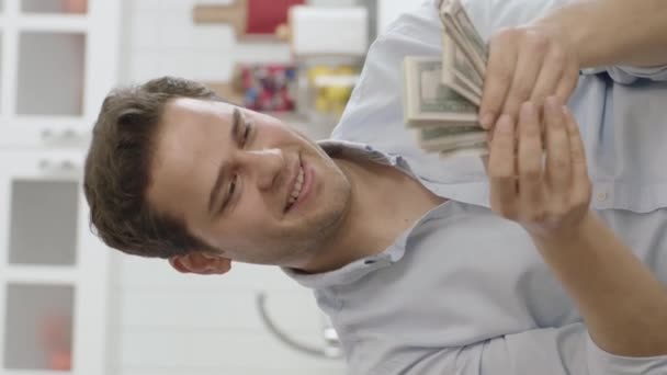 Joven Está Muy Contento Con Dinero Casa Ganando Sorteo Lotería — Vídeos de Stock