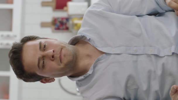 Porträtt Sjuk Man Nysningar Från Allergi Slow Motion Ung Man — Stockvideo