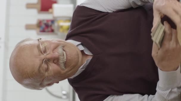Χαρούμενος Γέρος Ενθουσιασμένος Για Δολάριά Του Γέρος Κάθεται Στον Καναπέ — Αρχείο Βίντεο