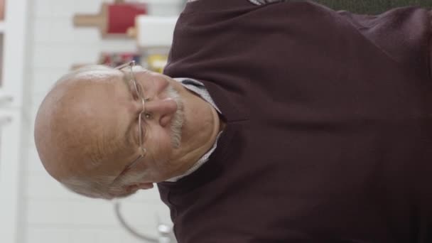 那位老人一个人在家里玩得很开心 他在靠鼓掌来保持快乐 老年孤独的概念 垂直故事的录像 — 图库视频影像