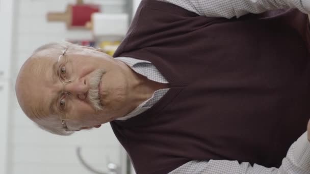 Bedachtzame Verwarde Senior Opa Zit Alleen Thuis Middelbare Leeftijd Senior — Stockvideo