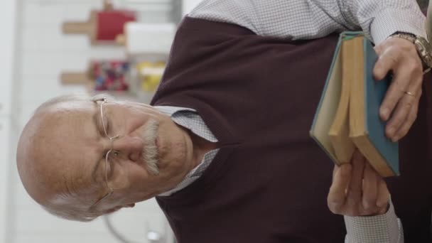 Een Oude Man Die Een Boek Leest Zijn Rustige Huis — Stockvideo