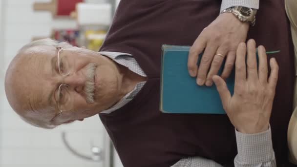 Anciano Leyendo Viejo Libro Novelas Anciano Había Terminado Leer Realmente — Vídeos de Stock