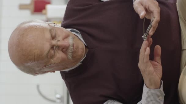 Uomo Anziano Seduto Sulla Sua Poltrona Casa Sta Tagliando Unghie — Video Stock