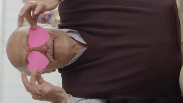 Vidéo Vieil Homme Heureux Jouant Avec Deux Coeurs Papier Dans — Video