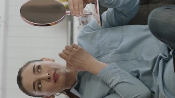 Mulher Relaxada Feliz Bonita Verificando Seus Lábios Com Pequeno Espelho — Vídeo de Stock