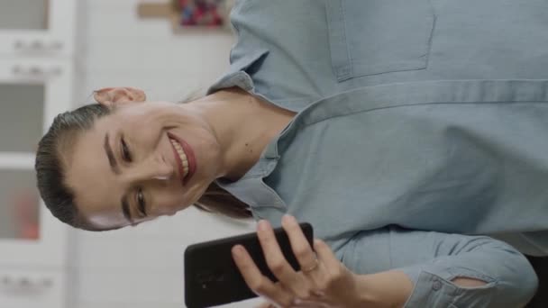 Žena Držící Pohovce Smartphone Zelenou Skříňku Ukazující Produkt Usmívající Představující — Stock video