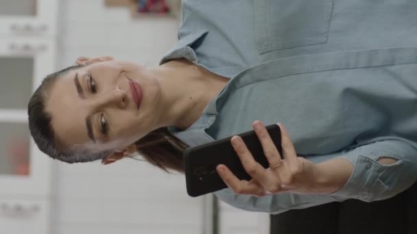 Kvinnan Håller Smartphone Och Grön Låda Sin Soffa Visar Produkt — Stockvideo