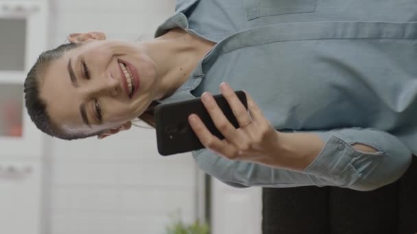 Mulher Sorridente Segurando Smartphone Caixa Verde Seu Sofá Mostrando Telefone — Vídeo de Stock