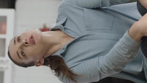 Jovem Com Braços Doloridos Massageando Seu Braço Dolorido Retrato Mulher — Vídeo de Stock