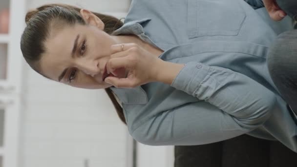 Mujer Nerviosa Sintiendo Pánico Mordiéndose Las Uñas Sintiéndose Ansiosa Confundida — Vídeo de stock