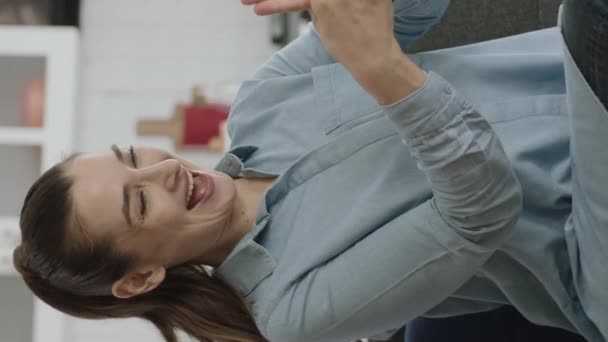 Uśmiechnięta Młoda Kobieta Pokazująca Swój Pasjans Przed Kamerą Domu Propozycja — Wideo stockowe