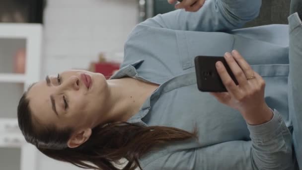 Rušná Podnikatelka Tvrdě Pracuje Dvěma Smartphones Young Volné Noze Žena — Stock video