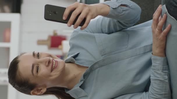 Begreppet Att Vara Förvånad Och Glad Över Nyhet Smartphone Ung — Stockvideo