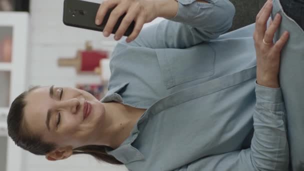 Begreppet Att Vara Förvånad Och Glad Över Nyhet Smartphone Ung — Stockvideo