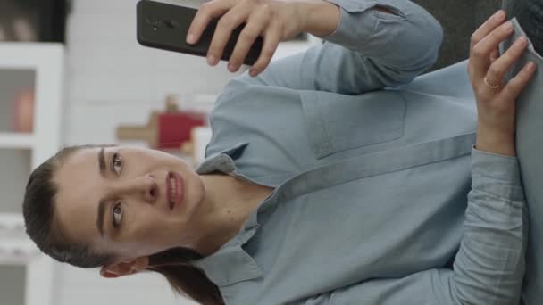 Konsep Terkejut Dan Bahagia Pada Berita Smartphone Wanita Muda Marah — Stok Video