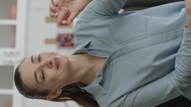 Mulher Jovem Mostrando Pílula Mão Sofa Mulher Mostra Que Droga — Vídeo de Stock
