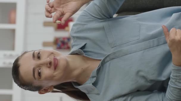 Młoda Kobieta Pokazuje Pigułki Ręku Sofie Kobieta Pokazuje Lek Jest — Wideo stockowe