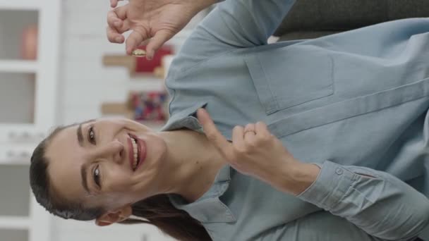 Wanita Muda Menunjukkan Pil Tangan Pada Sofa Wanita Menunjukkan Bahwa — Stok Video
