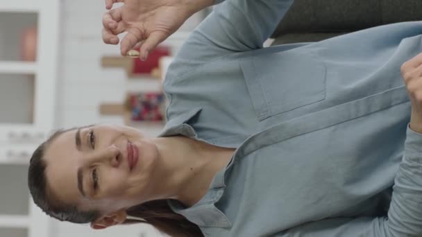 Mulher Jovem Mostrando Pílula Mão Sofa Mulher Mostra Que Droga — Vídeo de Stock