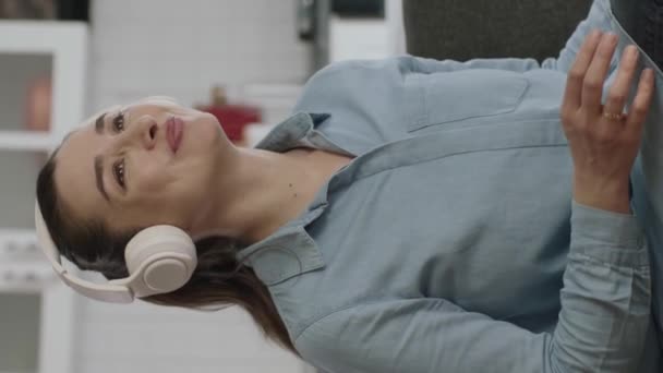Joven Mujer Feliz Está Sentada Silla Escuchando Música Con Auriculares — Vídeos de Stock