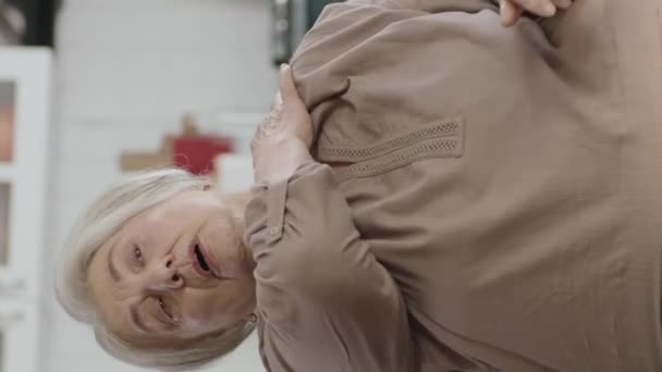 Стара Жінка Сидить Кріслі Має Біль Плечі Спині Портрет Літньої — стокове відео