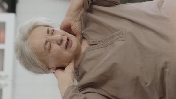 Stará Žena Sedící Křesle Trpí Bolestí Rameni Zádech Žena Masíruje — Stock video