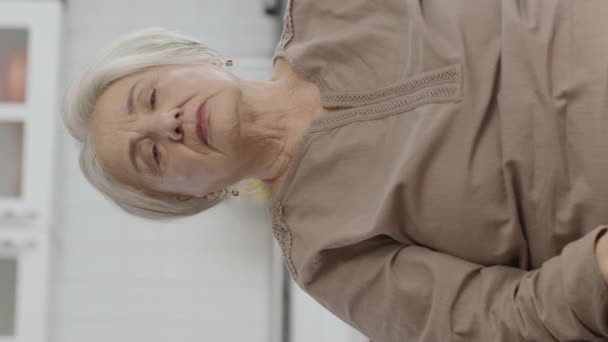 Ηλικιωμένη Γυναίκα Που Κάθεται Στην Πολυθρόνα Της Στο Σπίτι Παθαίνει — Αρχείο Βίντεο