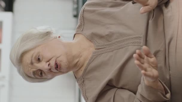Szczęśliwa Staruszka Oglądająca Zabawny Film Telewizji Podczas Picia Herbaty Starsza — Wideo stockowe